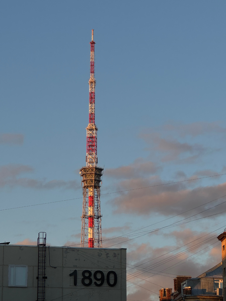 Своего рода Эйфелева башня рядом с зданием выставки