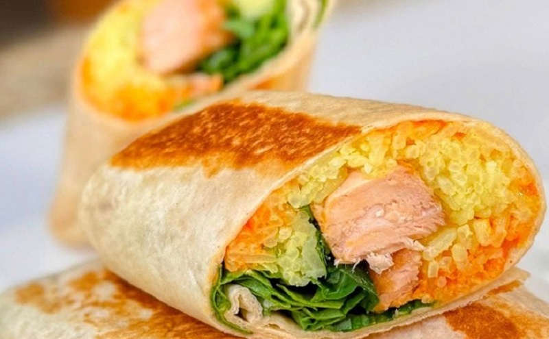 Быстрый ужин в лаваше: рыбный ролл за 15 минут