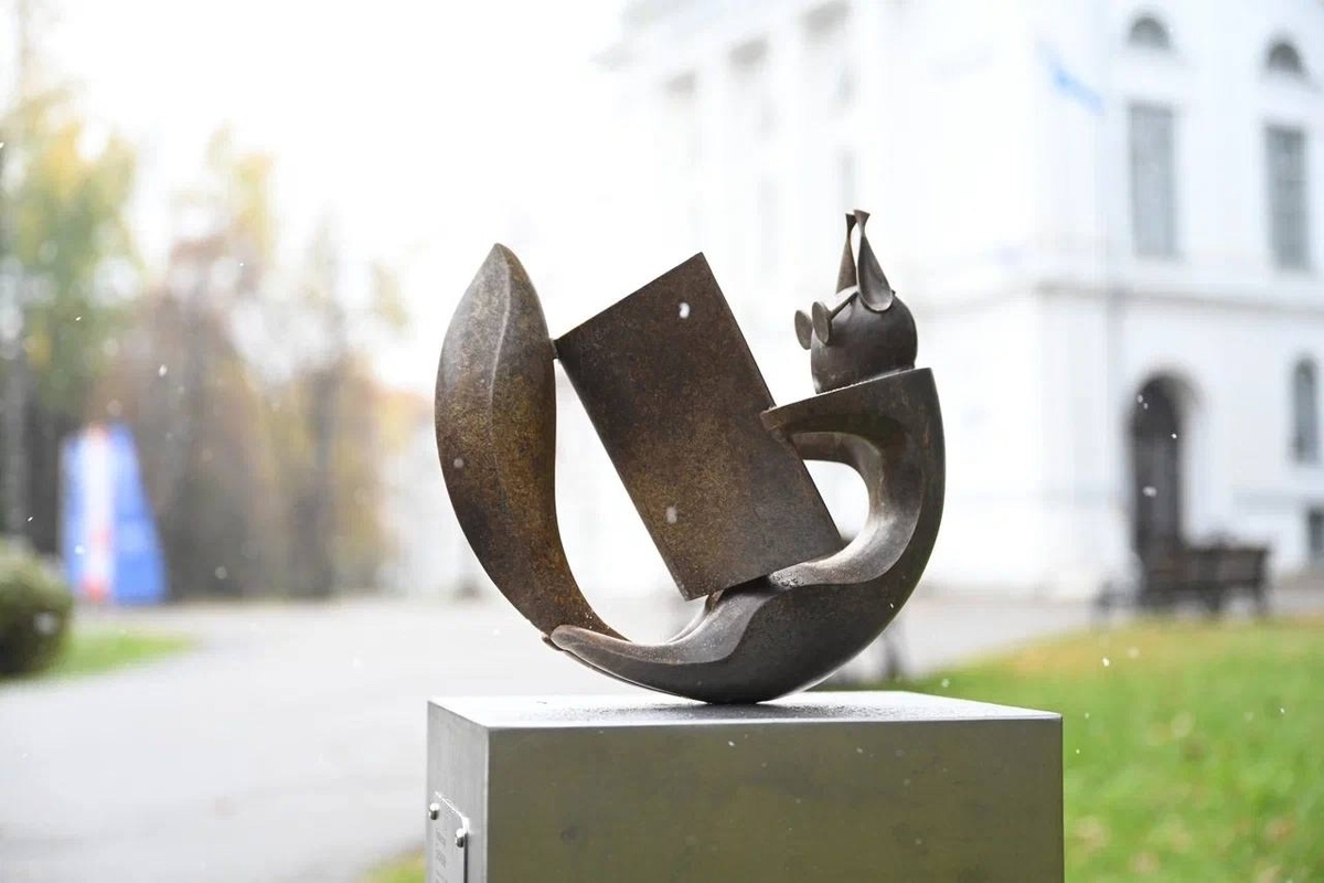 Профессор Белкин. Университетская роща, у главного корпуса ТГУ