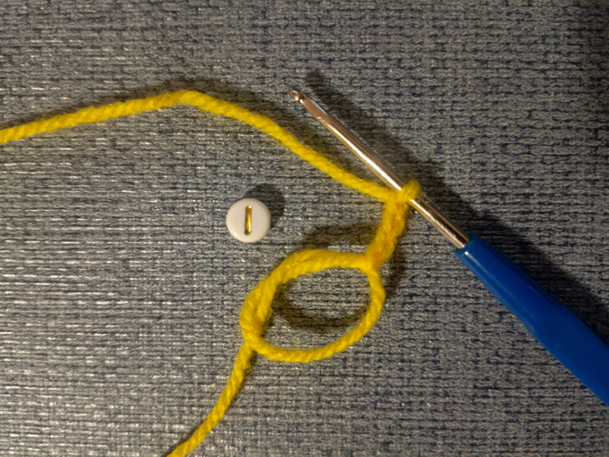 Петля амигуруми и 3 воздушные.