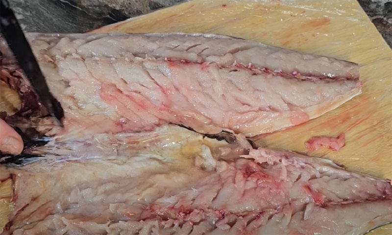 Вкуснейшая скумбрия в холодном маринаде: сочная закуска всего за сутки