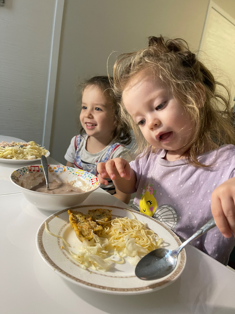 Человек вроде ест. А потом вроде нет. Не доедает порцию и просит молочка…