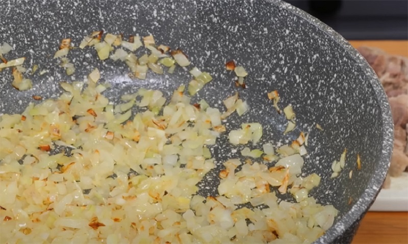 Готовим очень вкусный особенный борщ: зимний хит с квашеной капустой и грибами