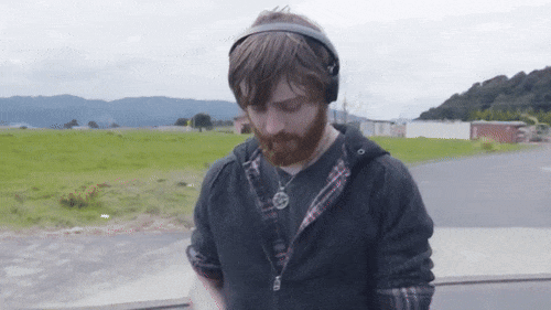 Одинокий прохожий привлёк внимание преступников: – Put your wallet to the bag!