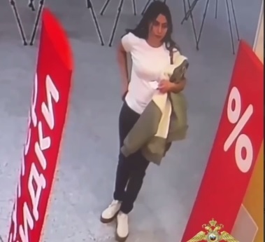    На видео, которое распространили полицейские, девушка, очевидно, заходит в магазин
