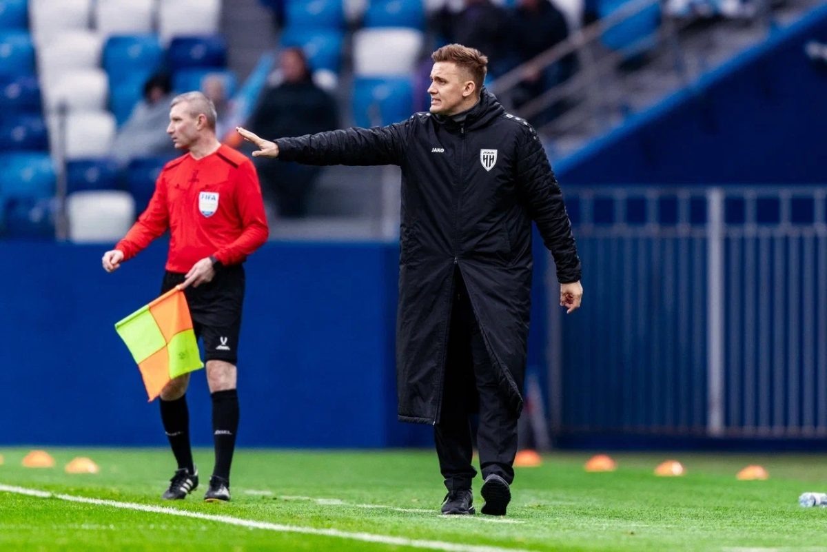    Алексей Шпилевский уже по традиции весь матч провёл на ногах, постоянно делая подсказки своим подопечным