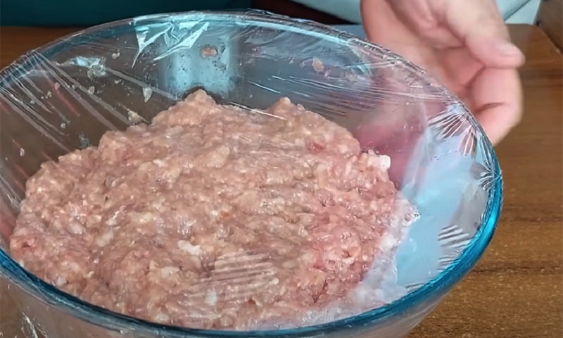 Процесс лепки домашних пельменей