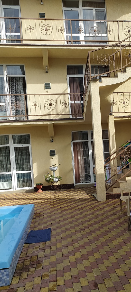 Двор. Наш номер на втором этаже, загорожен лестницей, всё время ходят люди. Очень некомфортно. И это вместо того, что я забронировал, спасибо. 
