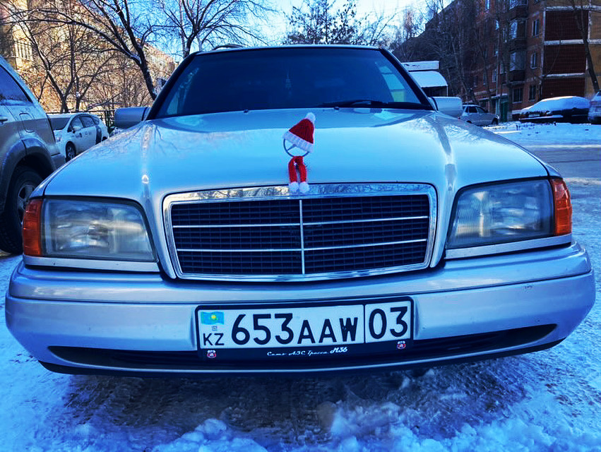 Серебристый Mercedes-Benz W202 C280 на зимней стоянке. Классика 90-х в идеальной атмосфере — снег, стиль и немного новогоднего настроения.