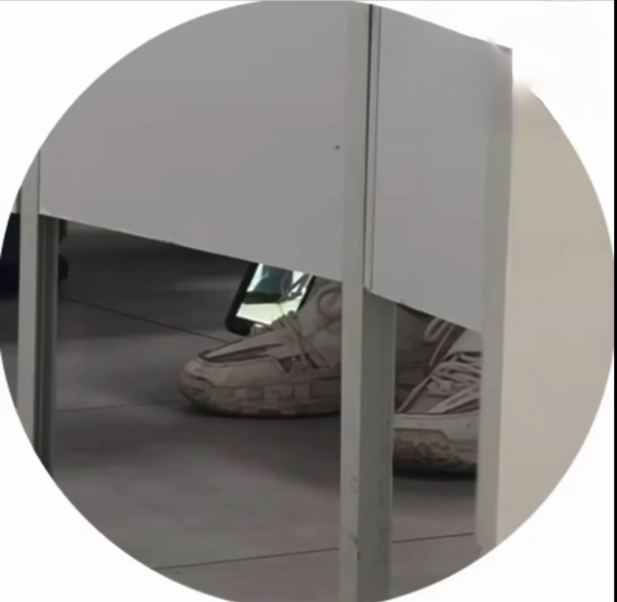 Девушка засняла на свой телефон "подглядуна"