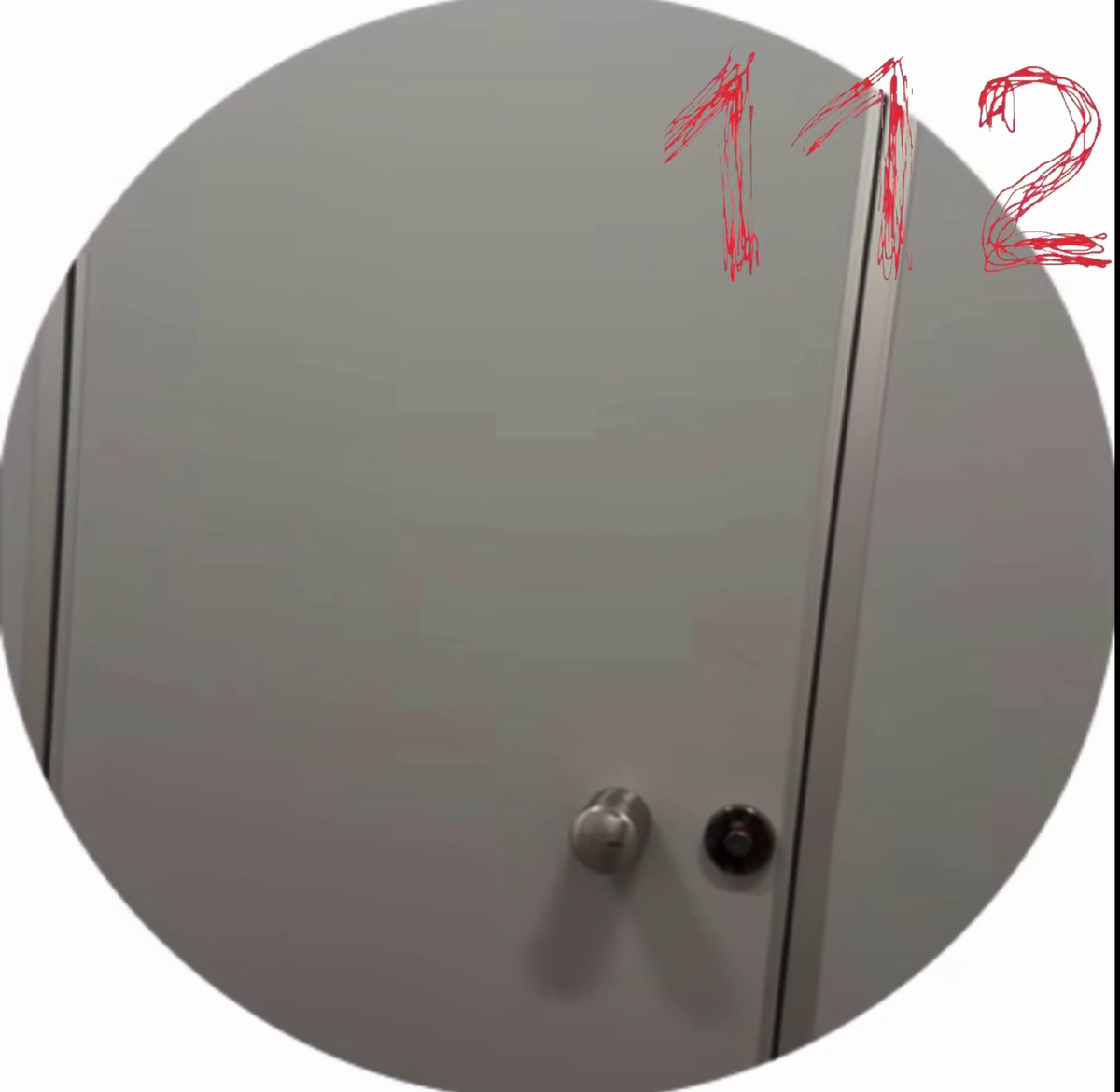 Девушка выжидает у кабинки "подглядуна"