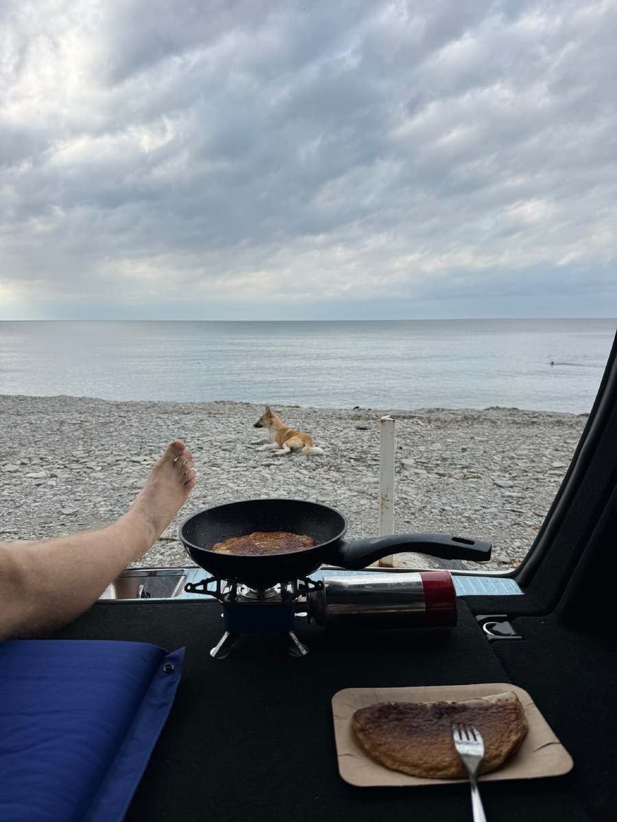 Готовлю блины в багажнике у Черного моря.