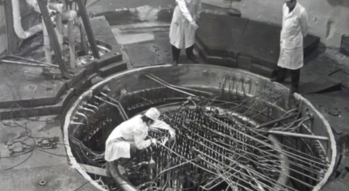 Архивное фото: советские инженеры у реакторного блока первой атомных станций. Начало пути отечественной ядерной энергетики, положившее основу современным технологиям, (источник: obninsk.name)