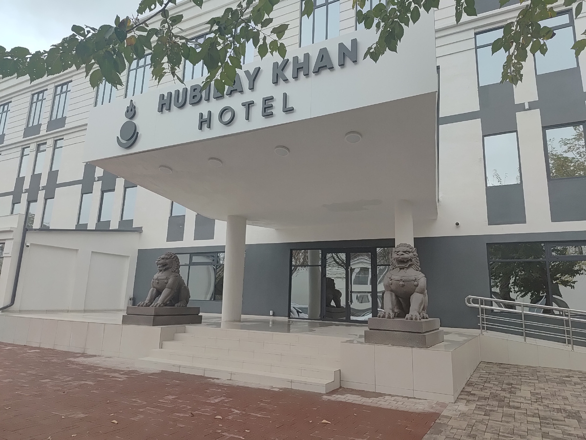 У входа в отель "Хан Хубилай" в Элисте – каменные снежные львы.