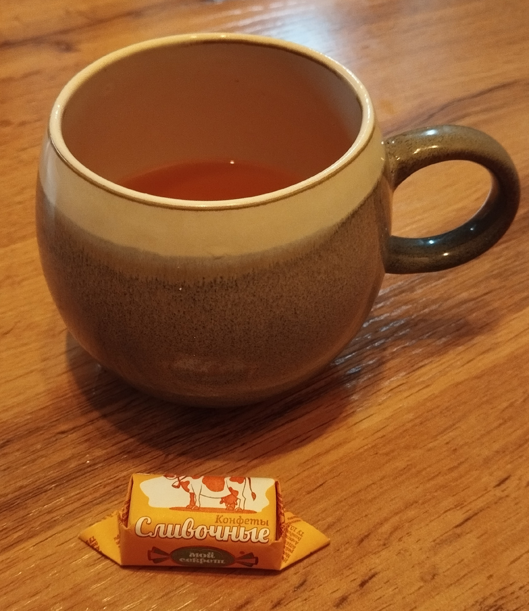 Чай Ахмад Жасмин Грин Ти. Конфета "Коровка". Фото автора.