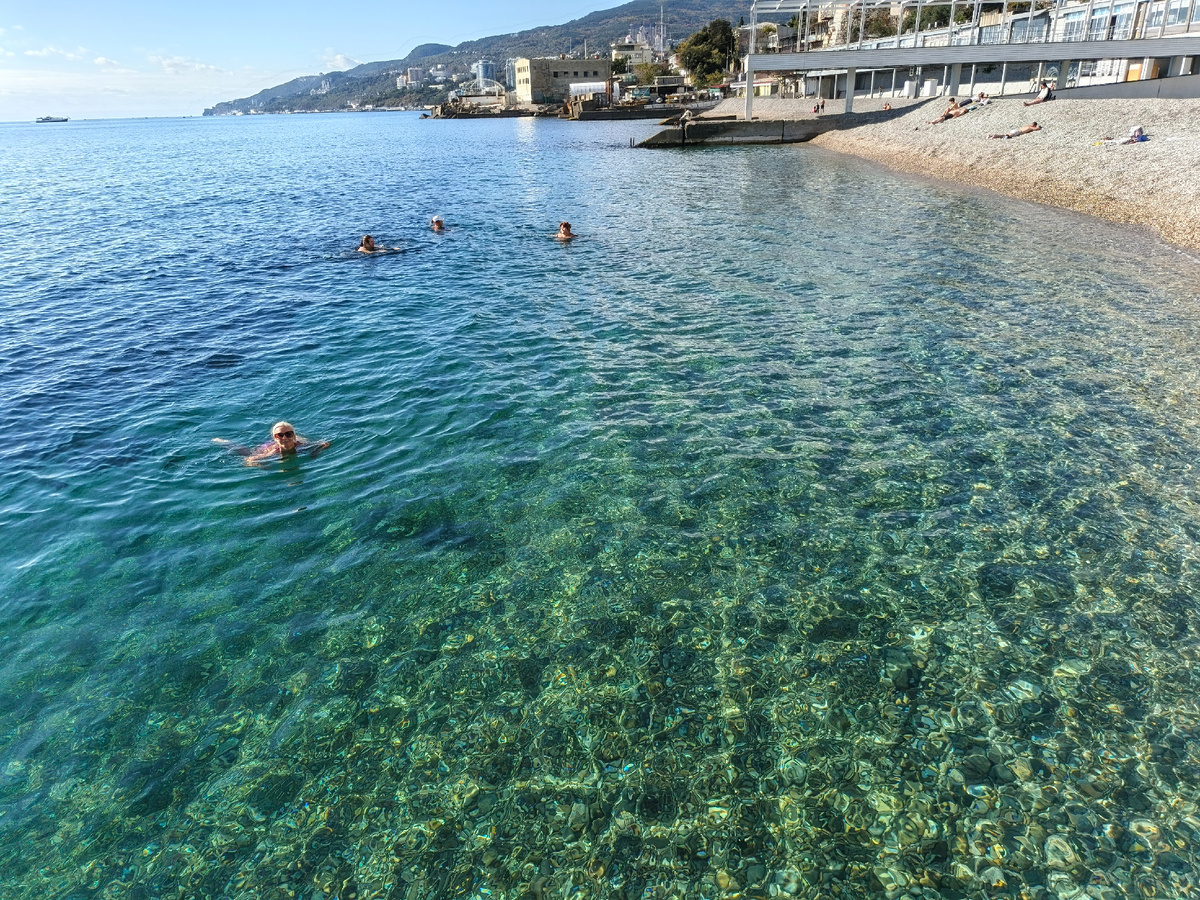 На Массандровском пляже в Ялте. Октябрь-2025