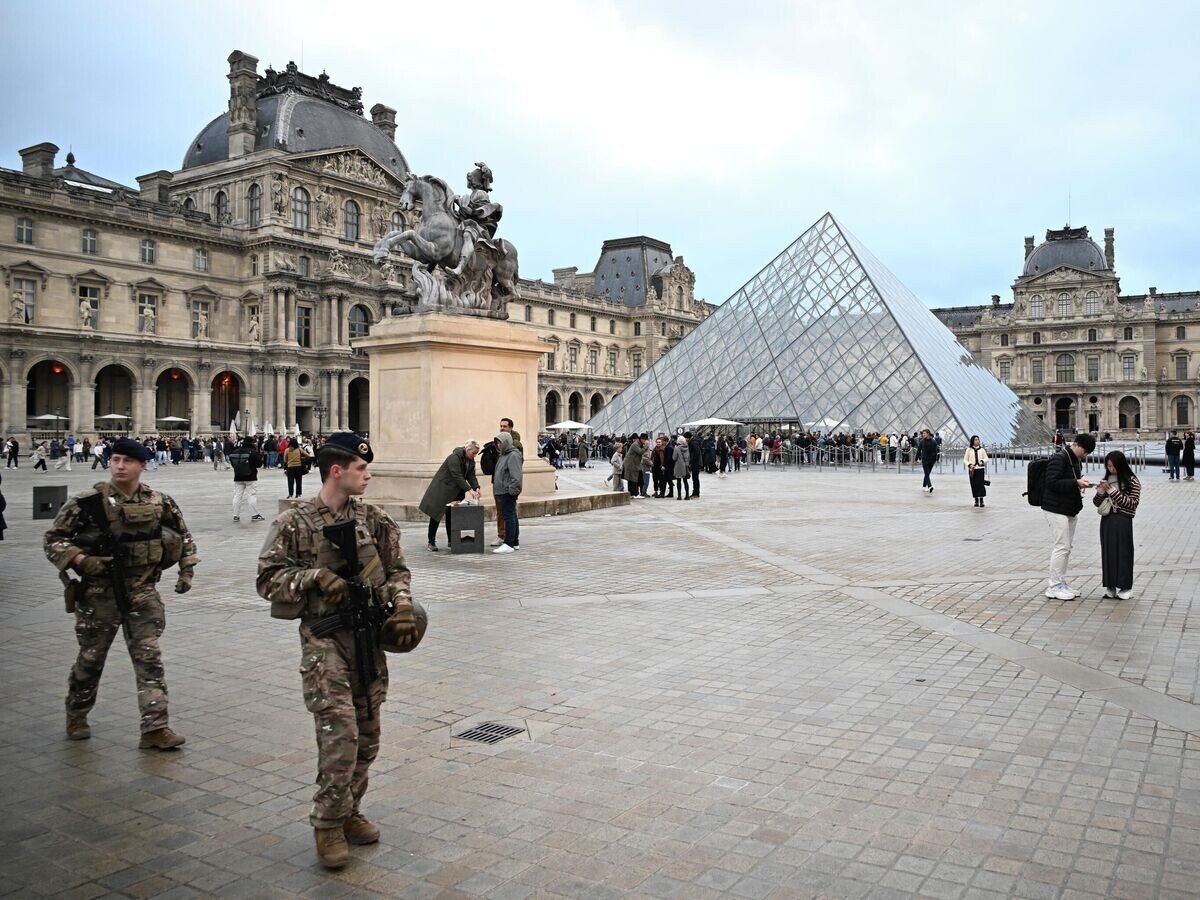    Французские военные у здания Лувра в Париже© AP Photo / Emma Da Silva