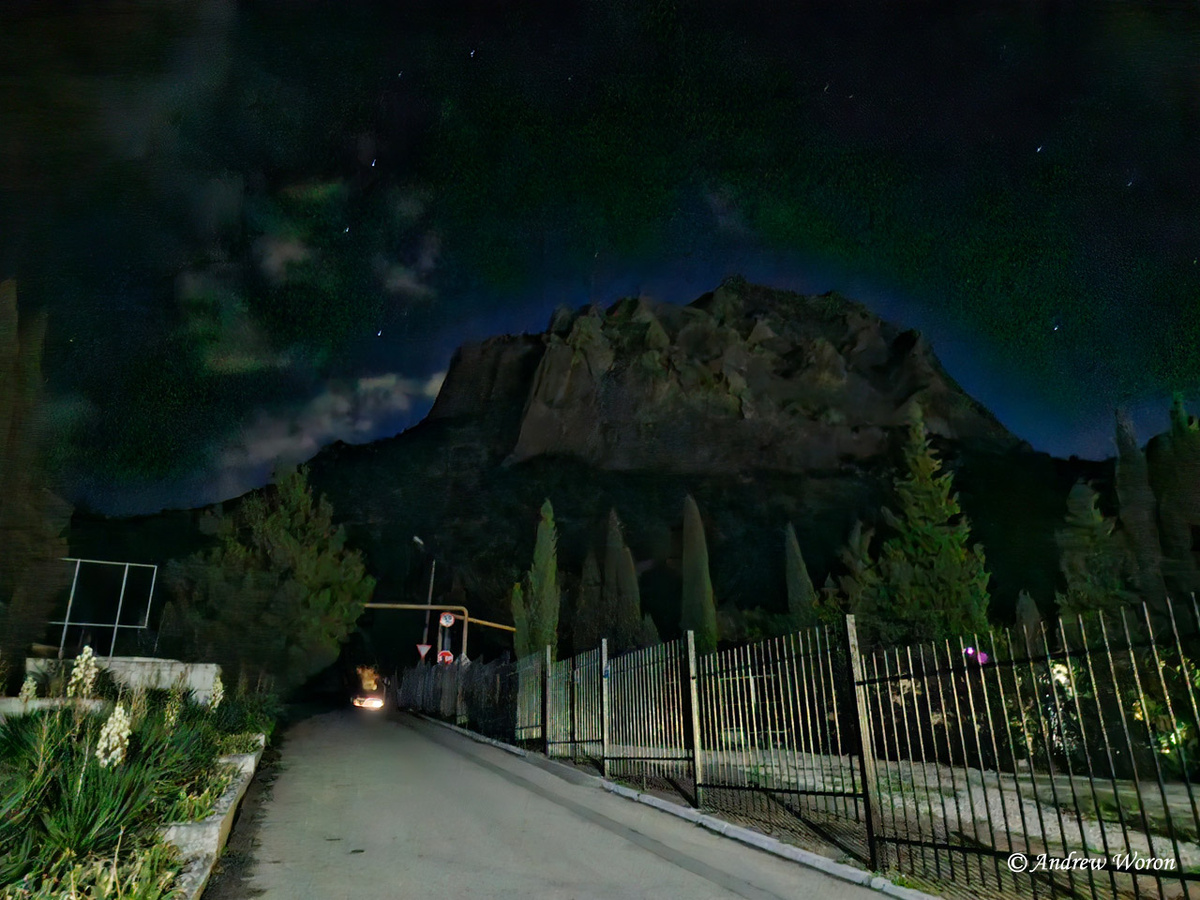 Вид на гору с улиц поселка