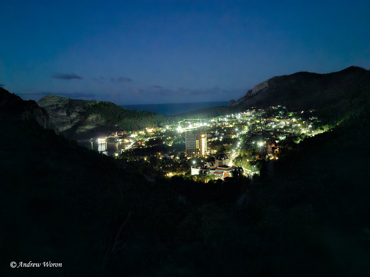 Вид на поселок со склона горы