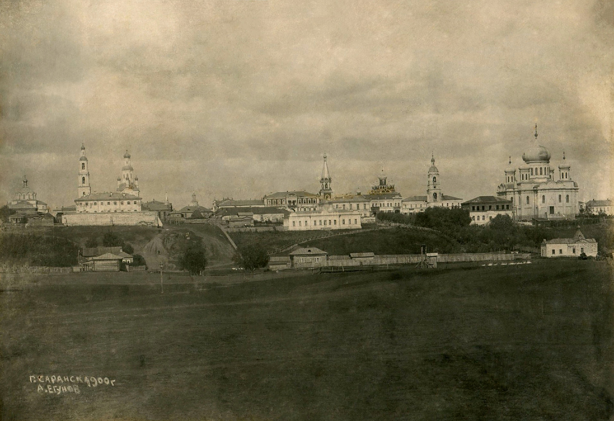 Саранск, город на горе. На переднем плане ярмарочная площадь. Ныне на данной площади находится Пушкинский парк. 
