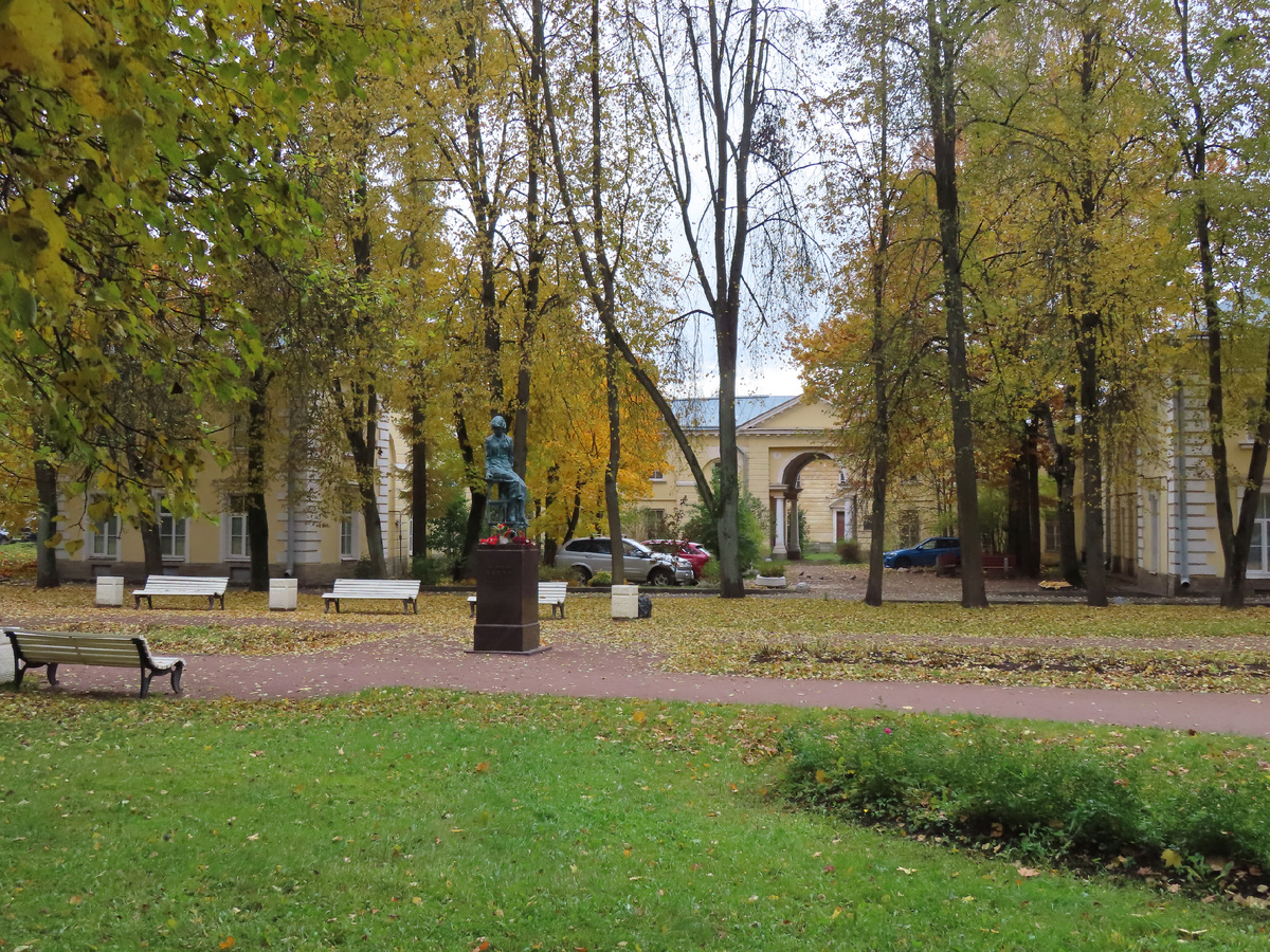 Памятник А.И.Зеленовой, за памятником дворцовые конюшни, каретный двор, арка, за аркой конный двор