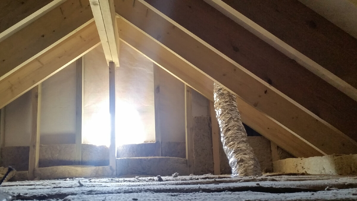 Прохождение трассы вентиляции через холодный чердак