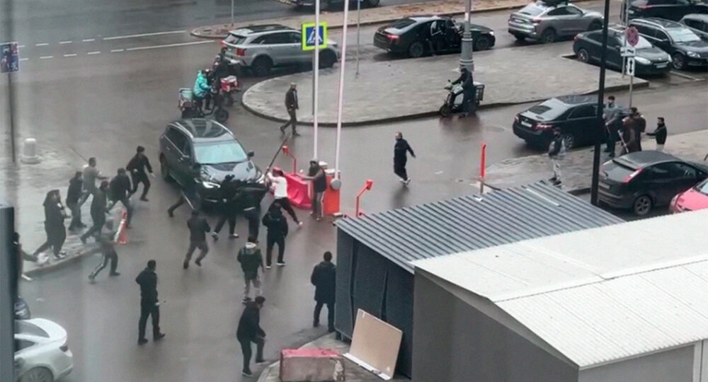 Более 80 человек доставили в полицию после массовой драки в ЖК «Прокшино»