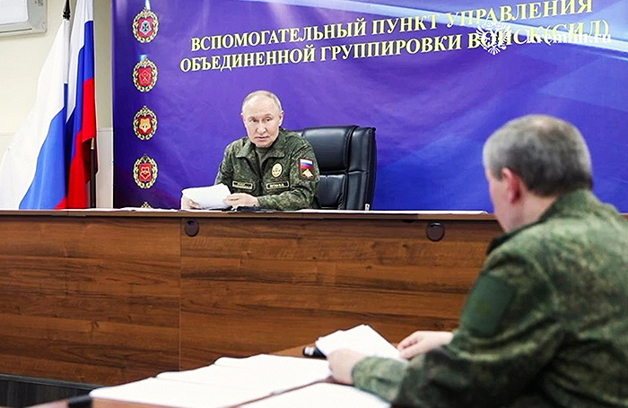    Президент РФ Владимир Путин во время совещания с начальником Генерального штаба Вооруженных сил РФ Валерием Герасимовым.Пресс-служба Кремля/ТАСС