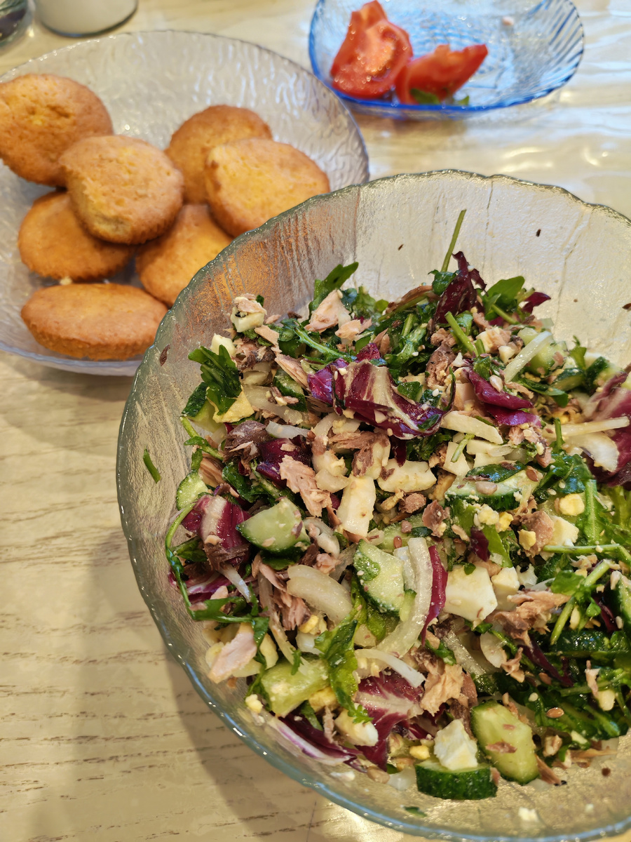 У меня была в этот раз салатная смесь руккола и радичио