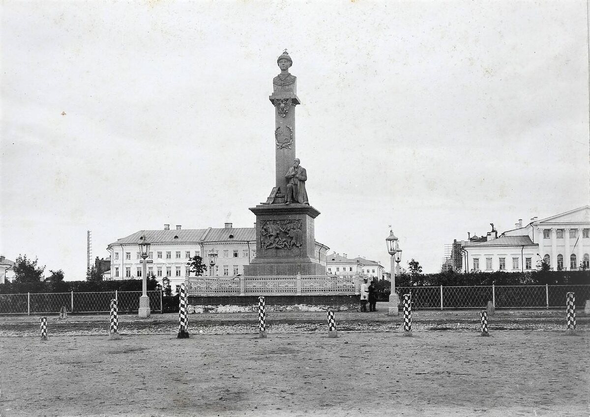 Памятник царю Михаилу Федоровичу и крестьянину Ивану Сусанину