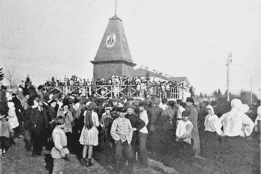 Памятник-трибуна. 1923 год