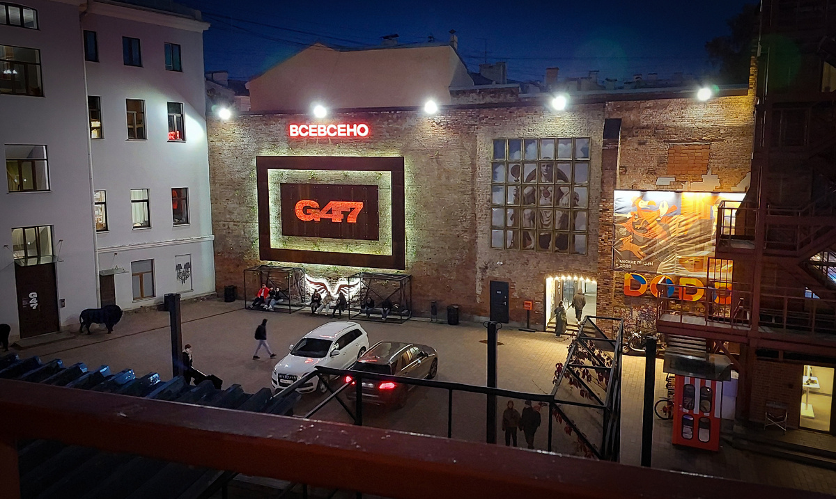 Один из дворов "Сена". Я еще не видела, например, качели и мурал в античном стиле, золочеными багетными рамами будто нарезанный на пиксели - прикольно)
