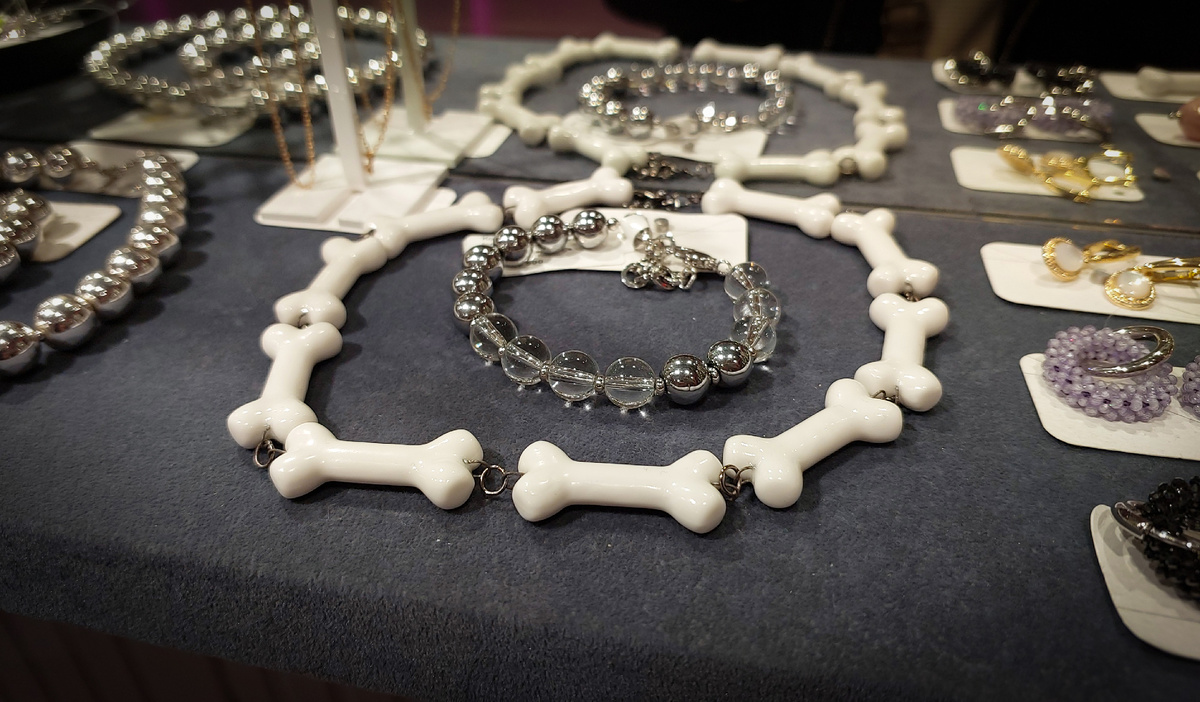 Можно нарядиться к Хеллоуину, например)