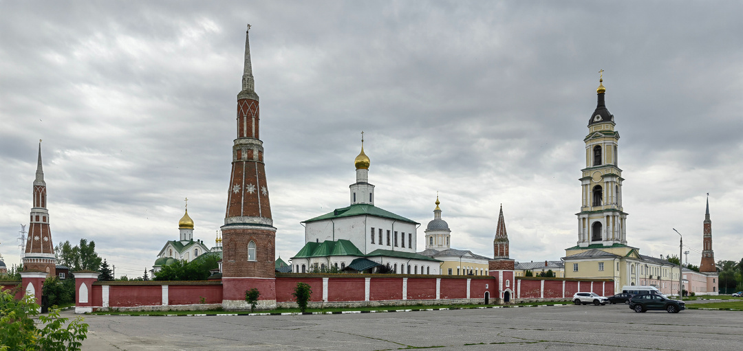Самое впечатляющее сооружение Коломны - Старо-Голутвин монастырь со старинным фруктовым садом