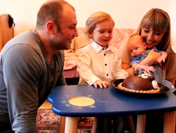 на фото Константин Соловьев с Евгенией Ахременко и детьми