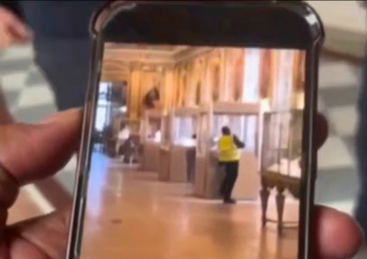    Полиция изучала видеозаписи свидетелей ограбления. На этой преступник вскрывает одну из витрин в Лувре. / соцсети