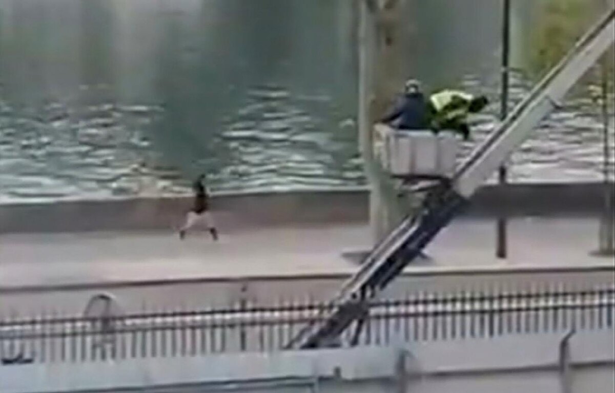 Преступники покидают галерею Аполлона в Лувре