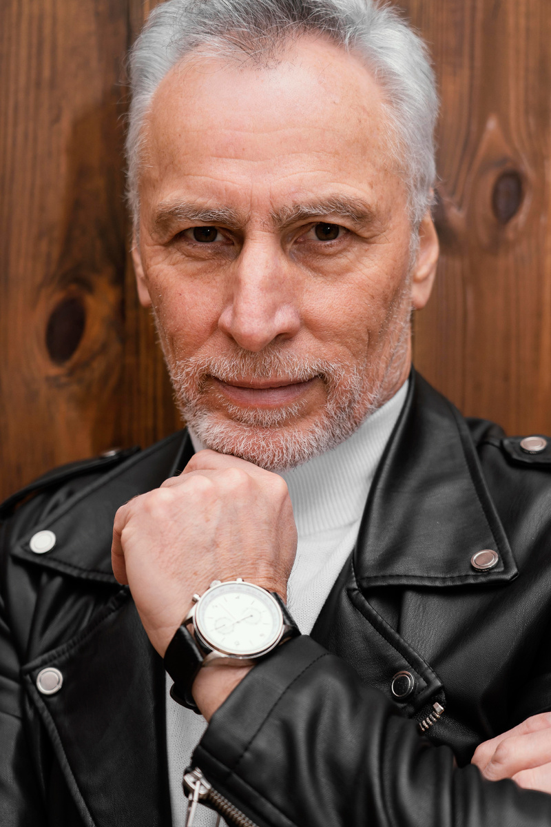 Источник изображения: freepik.com/free-photo/elegant-man-wearing-suit_12244830.htm