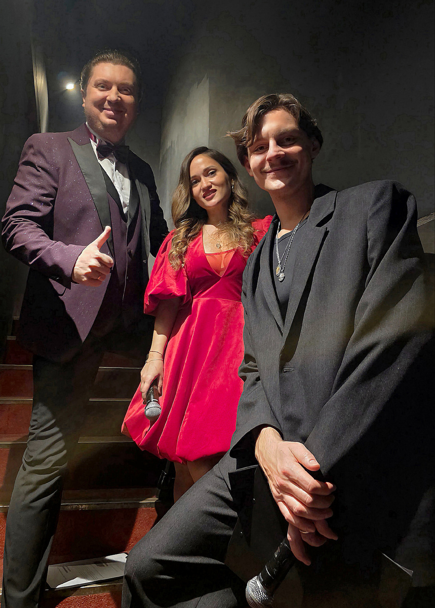 Илья Ушуллу и ведущие Вэл и Вики ("Бригада У" - ведущие утреннего шоу на радио "Европа Плюс").