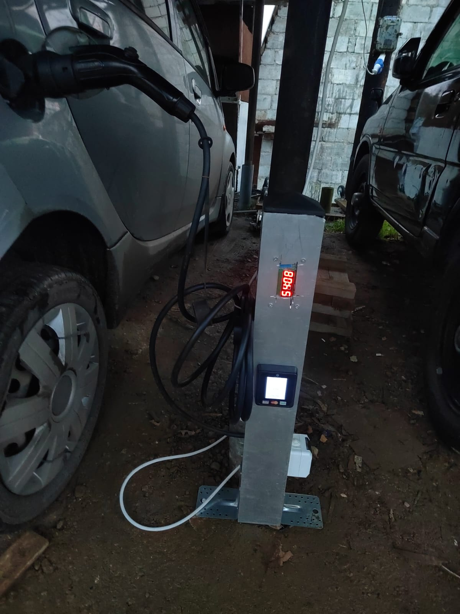 Архаичный столб, плата управления, вендиста, зарядка для электромобилей, розетка.