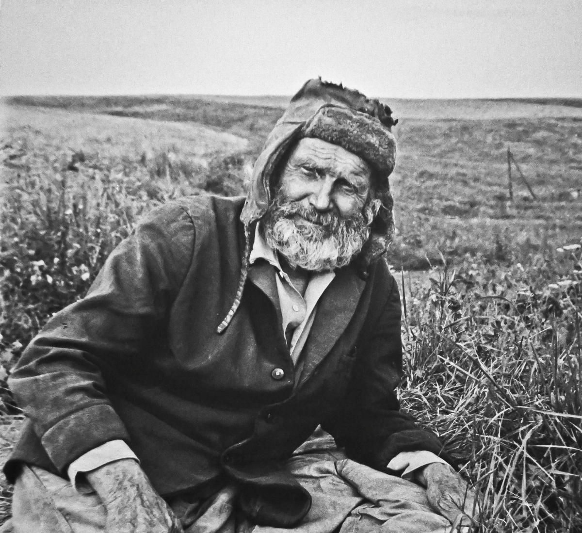 Пожилой мужчина на поле