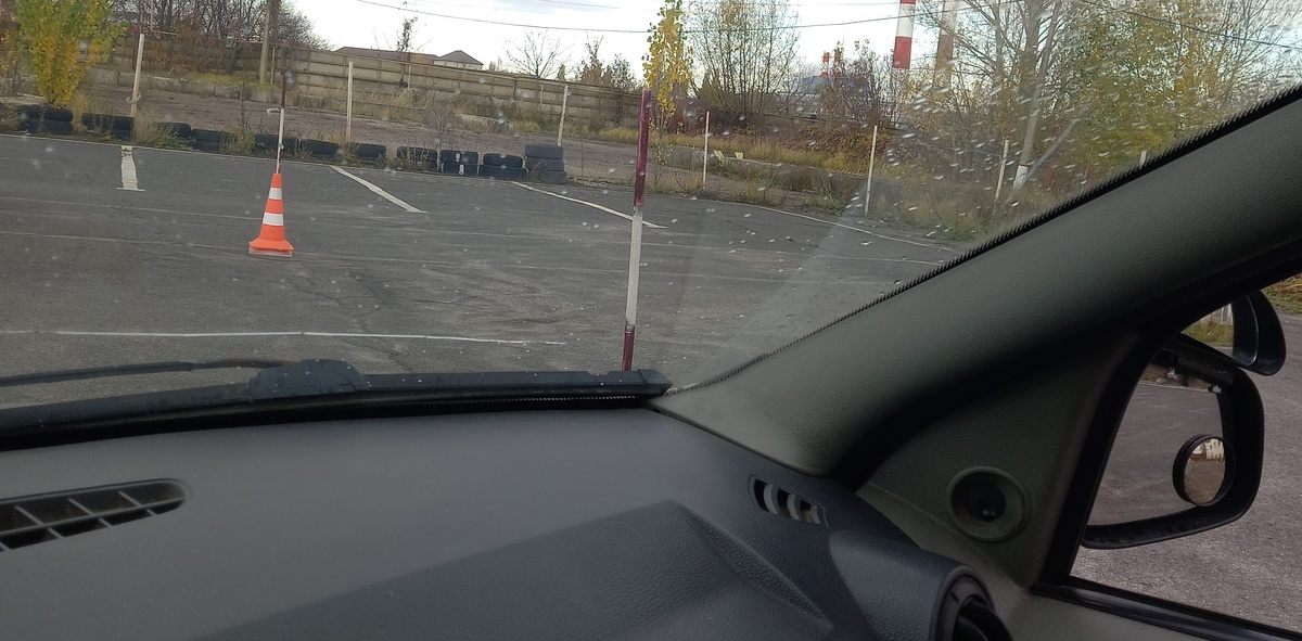 Конус в правом углу, начало поворота руля вправо