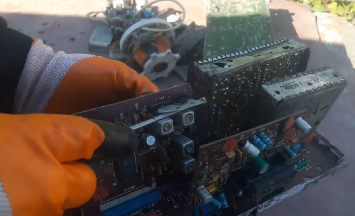 Привет, друзья!

Сегодня хочу поделиться находкой, которую мне привёз товарищ — мешочек с электронным хламом. 
Казалось бы, обычный мусор, но для тех, кто занимается переработкой старой электроники, это уже повод для интереса.

А в моём случае — ещё и отличный материал для пополнения запасов драгоценных металлов.

🔍 Что попалось в мешочке


Высыпав содержимое, я увидел целую кучу плат и блоков от старых телевизоров, в основном начала 90-х годов. 
Среди них сразу бросились в глаза полезные детали:

флажки с посеребрением;

транзисторы серии КТ315;

маленькие КМ-конденсаторы;

микросхемы отечественные и импортные;

полубочонки с позолотой.


Некоторые платы были из цветных телевизоров — там всегда можно найти немного золота и серебра, особенно в флажках, полубочонках и варикапах.

Платы, блоки и золото


Один из блоков оказался СКД, другой — СКМ. Внутри — целая россыпь флажков, микросхемы, один полубочонок, но самое интересное — три полевых транзистора с позолотой.

У них и выводы, и внутренние элементы имеют характерный жёлтый блеск.


Также попалось два полубочонка с позолотой и дюжина варикапов — они тоже с содержанием золота.

На плате блока питания нашлись несколько силовых транзисторов, диоды-капельки, немного меди на трансформаторах и алюминий на радиаторах.

Немного советской техники


Была и плата от блока развёртки — несколько силовых транзисторов, пара полубочонков и немного меди на ТВС.

В старых советских телевизорах всегда найдётся что-то полезное: от посеребрённых переключателей до позолоченных выводов.


Отдельно стоит отметить плату усилителя звука — три переключателя с серебром, три флажка и микросхема на алюминиевом радиаторе. 
Немного, но приятно.
Медь, алюминий и железо


Кроме драгоценных металлов, из мешка удалось достать и немного обычного сырья:

медь — 485 граммов чистого веса;

алюминий — около 200 граммов;

чёрный металл — на сдачу в металлолом;

и провода, которые после обжига дадут ещё около полкилограмма меди.


