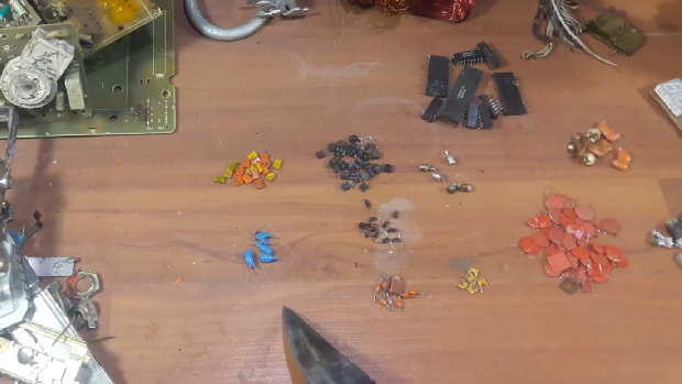 Также попалась отклоняющая система кинескопа — в ней несколько витков толстой медной проволоки, что тоже приятно.
Итоги разборки


После часа работы я рассортировал весь материал. 
Вот краткий результат:

Полубочонки и полевые транзисторы с позолотой — 5 штук

Серебряные контакты и флажки

КМ и танталовые конденсаторы
Диоды, варикапы, микросхемы
Немного меди, алюминия и чёрного металла

Все эти детали отправятся в мою копилку для дальнейшего аффинажа. 
Когда накопится достаточно материала — займусь переработкой, и обязательно покажу весь процесс на видео.
Совет от меня


Если вам попадается старая советская электроника — не спешите её выбрасывать.

В каждом таком устройстве спрятано что-то ценное: золото, серебро, медь или хотя бы редкие радиодетали.


Советская техника, в отличие от современной, не жалела материалов — поэтому каждая разборка превращается в маленькую охоту за сокровищами.

Заключение
Вот такой оказался мой «мешочек с хламом».

Для кого-то это просто мусор, а для меня — целый час удовольствия, немного меди, золота и серебра, и главное — процесс, который всегда приносит результат.


Мои друзья время от времени привозят мне такие коробки и мешочки, освобождая свои гаражи, а я пополняю свои запасы.

Так что не забывайте своих друзей — и они не забудут вас!

Все кто хочет углубится  в тему аффинажа драг металлов, можете зайти на мой youtube канал https://www.youtube.com/@GoldSilvernik/videos с 19000  подписчиков, На канале много полезной информации в видео формате для новичков. Много видео про аффинаже, меланж,изготовление хим-реактивов,разборе старой теле-радио электроники, обзоров о радиодеталях как советских так и импортных, каждый для себя найдёт что-то новое и интересное.

С уважением "Gold Silver in search of gold" Николай Блинов