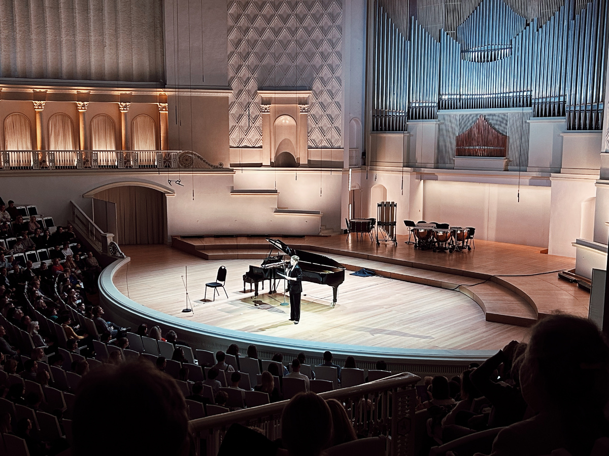 между произведениями нам рассказывали об эпохе, контексте, истории