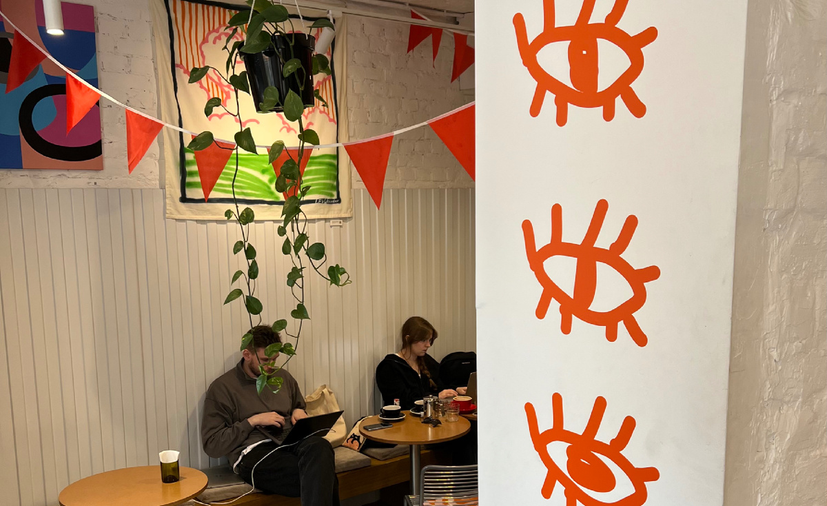 Внутри ярко и свежо. Мы бы назвали этот интерьер весенним: много света, зелени, гирлянда из флажков, аккуратные детали. Атмосфера спокойная, без лишнего шума.