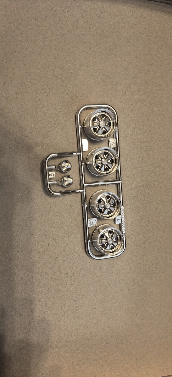 Диски. Серебристые, но середину сделаем черной