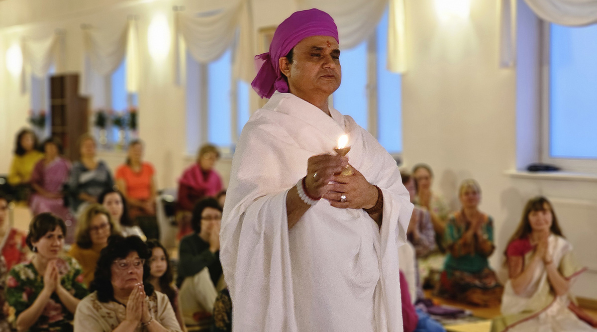 Праздник Дипавали в ашраме Шри Пракаша Джи. Аарти. Подмосковье, 20.10.2025. Фото из личного архива.