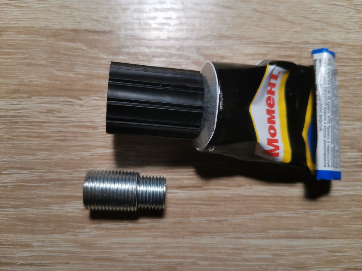 Можно приклеить шпильку к резьбовой втулке