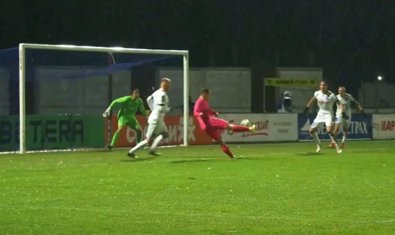    А-С. Эльдарушев забивет гол в ворота «Витебска». Скриншот с видео АБФФ